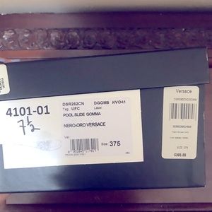Versace pool slide black size 7 1/2 ..... was a gift so I’m selling it